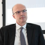 Mediobanca: First-quarter profit declines, but only due to taxes. MPS is seeing initial benefits.