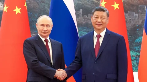 Putin surreale con Xi Jinping: “Il mondo è in subbuglio e rischia di tornare alla legge della giungla”. Ma l’Ucraina chi l’ha invasa?
