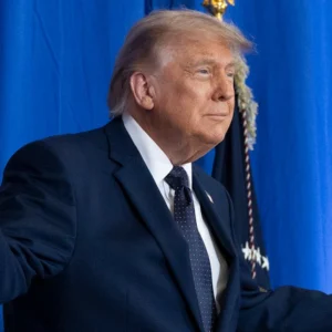 Iran, Trump frena: “Ancora nessun accordo, non faremo sconti sul nucleare. Hormuz sarà aperto a tutti, senza controlli”