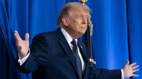 Iran, Trump frena: “Ancora nessun accordo, non faremo sconti sul nucleare. Hormuz sarà aperto a tutti, senza controlli”