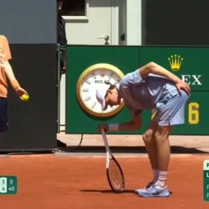 Sinner accusa un malore e perde con Cerundolo: è fuori dal Roland Garros
