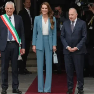 Kate a Reggio Emilia: alla principessa il primo Tricolore, tanti selfie e “buongiorno” in piazza