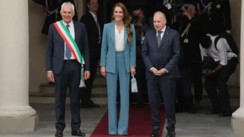 Kate a Reggio Emilia: alla principessa il primo Tricolore, tanti selfie e “buongiorno” in piazza