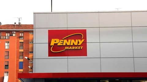 Penny Market valuta l’addio all’Italia: i 500 discount nel mirino di Lidl e Aldi