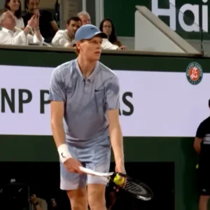 Sinner-Cerundolo oggi nella calura del Roland Garros 2026: orario, precedenti e dove vedere la diretta