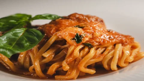 La ricetta del tagliolino con granchio, basilico e pomodoro dello chef William Anzidei, quando la semplicità esalta il gusto