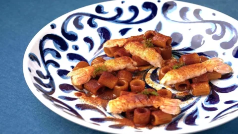 La ricetta dei Tubetti Cavalieri con Scampi, lardo di colonnata e timo dello chef Carmine Buonanno, un gradevole gioco di equilibri fra mare e terra