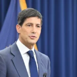 La Fed lascia i tassi invariati. Warsh debutta e allontana nuovi tagli: “La priorità è abbassare l’inflazione”