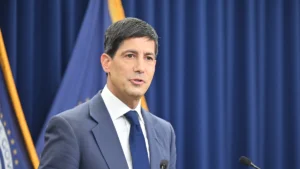 La Fed lascia i tassi invariati. Warsh debutta e allontana nuovi tagli: “La priorità è abbassare l’inflazione”