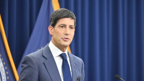 La Fed lascia i tassi invariati. Warsh debutta e allontana nuovi tagli: “La priorità è abbassare l’inflazione”