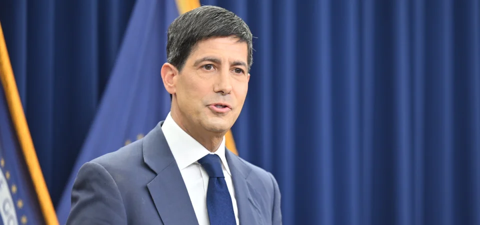 La Fed lascia i tassi invariati. Warsh debutta e allontana nuovi tagli: “La priorità è abbassare l’inflazione”