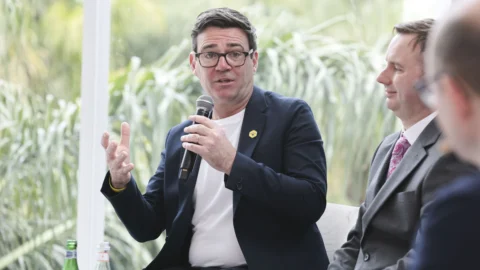 Andy Burnham: chi è il Re del Nord che batte la destra euroscettica in Uk. Ora Starmer ha un vero rivale nel Labour