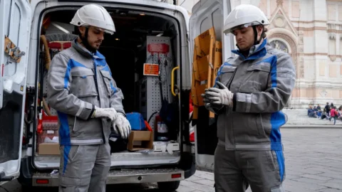 Enel rinnova il vestiario tecnico per i dipendenti: divise più leggere e sicure per chi lavora sulle reti elettriche