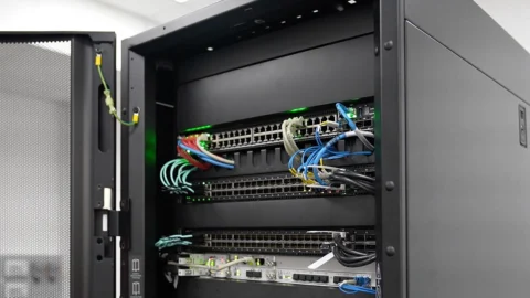FiberCop bringt Quantensicherheit in die Glasfaser: von Photonen bis hin zu KI wird das Netzwerk quantensicher.