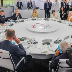 G7 Evian: “Nuove sanzioni sul petrolio russo”. Trump: “Farò il possibile per accordo Mosca-Kiev” e “pubblicherò il testo dell’accordo con Iran”