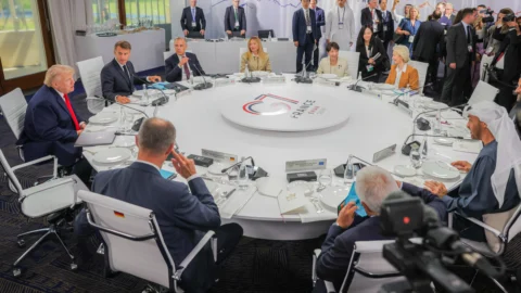 G7 Evian: “Nuove sanzioni sul petrolio russo”. Trump: “Farò il possibile per accordo Mosca-Kiev” e “pubblicherò il testo dell’accordo con Iran”