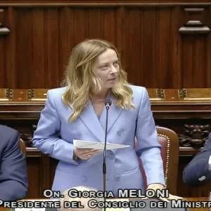 Meloni in Parlamento: “Figura autorevole Ue tratti con la Russia, nessuna delega agli Usa”