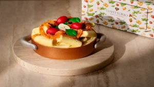 I celebri paccheri al sugo di pomodoro di Da Vittorio si trasformano in una dolcissima Torta Pacchero, per i sessanta anni del famoso ristorante stellato