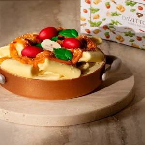 I celebri paccheri al sugo di pomodoro di Da Vittorio si trasformano in una dolcissima Torta Pacchero, per i sessanta anni del famoso ristorante stellato