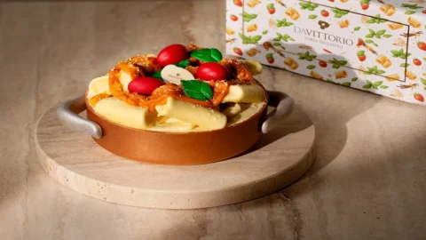 I celebri paccheri al sugo di pomodoro di Da Vittorio si trasformano in una dolcissima Torta Pacchero, per i sessanta anni del famoso ristorante stellato