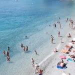 Caldo, spiagge affollate e prezzi alti: il 60% degli italiani non vuole più andare al mare ad agosto