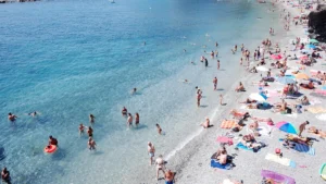 Caldo, spiagge affollate e prezzi alti: il 60% degli italiani non vuole più andare al mare ad agosto