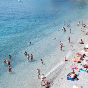Caldo, spiagge affollate e prezzi alti: il 60% degli italiani non vuole più andare al mare ad agosto
