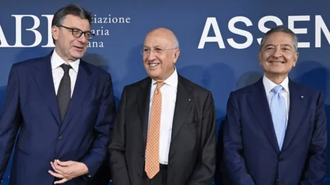 Banche, Giorgetti all’Abi: “Ruolo del Governo azionista si è esaurito”. Panetta benedice il risiko e sull’Ia avverte: “Si rischiano brusche correzioni”