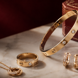 Richemont batte le attese e riaccende il lusso europeo: Cartier trascina le vendite