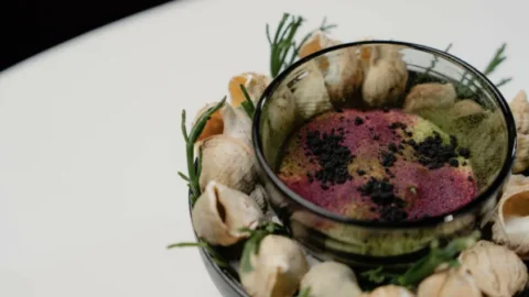 La ricetta dell’insalatina di molluschi, alghe e spuma di patata al limone verdello dello chef Antonio Ferreri, un melange stellato di sapori di mare, sole, estate … e di benessere
