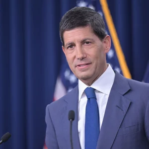 Fed, Warsh ribadisce la linea dura sull’inflazione: tassi invariati e prosegue l’approccio hawkish