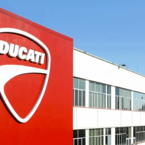 Ducati compie 100 anni: dalle origini ai trionfi in pista, la storia della regina delle due ruote