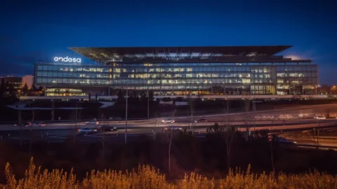 Endesa accelera nel 2026: utili in crescita del 41% nonostante il calo dei prezzi dell’elettricità in Spagna