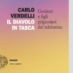 Il telefonino è il nuovo “Diavolo in tasca” che imprigiona genitori e figli ma l’allarme lanciato dal libro di Carlo Verdelli esige una risposta