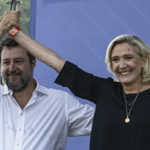 Marine Le Pen condannata e candidata all’Eliseo: con che faccia pensa di rappresentare i francesi dopo averli truffati?