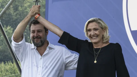 Marine Le Pen, condenada y candidata al Elíseo, se ha visto obligada a dimitir. ¿Cómo piensa representar al pueblo francés después de haberlo estafado?