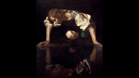 Caravaggio e l’attualità di un capolavoro senza tempo: Narciso e il riflesso che diventa prigione