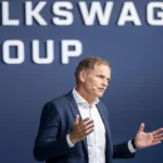 Volkswagen, via alla mega riorganizzazione: taglio a modelli e produzione, ecco il piano al 2030 di Blume. E in Cina crollano le consegne