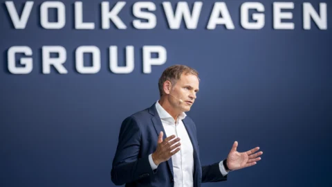 Volkswagen, via alla mega riorganizzazione: taglio a modelli e produzione, ecco il piano al 2030 di Blume. E in Cina crollano le consegne