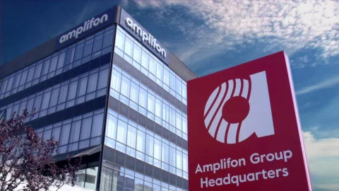 Amplifon cambia de imagen con Gn Hearing: de las tiendas a los microchips, la revolución industrial en audiología.