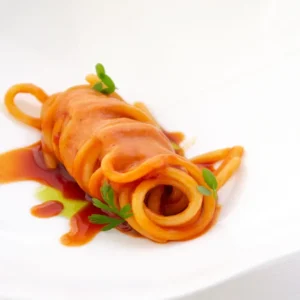 La ricetta dello spaghetto al pomo d’olio dello chef Alfonso Crisci, quattro anime di pomodoro per celebrare il mare di Maiori e i sapori della Costiera Amalfitana