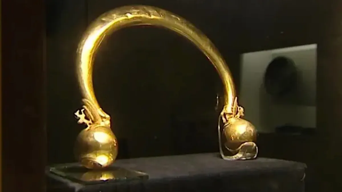 Furto collare oro