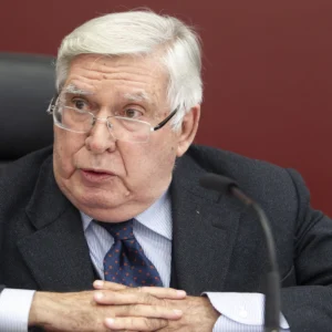 Legge elettorale, per il giurista Cheli “è contro il buon senso”: come si fa a dire che serve alla stabilità se proprio Meloni sfiora il record di  durata?