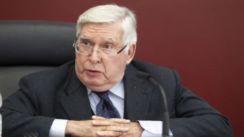Legge elettorale, per il giurista Cheli “è contro il buon senso”: come si fa a dire che serve alla stabilità se proprio Meloni sfiora il record di  durata?