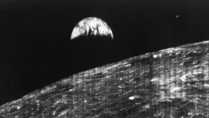 Accadde oggi – 23 agosto 1966: 60 anni fa la prima foto della Terra dalla Luna, la storia di Lunar Orbiter 1