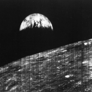 Accadde oggi – 23 agosto 1966: 60 anni fa la prima foto della Terra dalla Luna, la storia di Lunar Orbiter 1