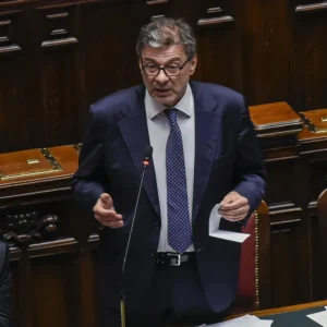 Giorgetti: “Chiederemo massimo margine per l’energia, sulla Difesa ci fermeremo allo 0,9%”. Il Safe divide la maggioranza