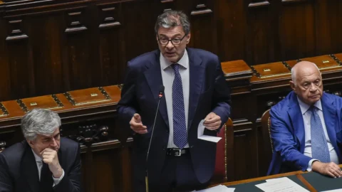 Giorgetti: “Chiederemo massimo margine per l’energia, sulla Difesa ci fermeremo allo 0,9%”. Il Safe divide la maggioranza