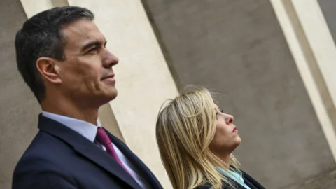 Ceuta, è scontro aperto Madrid-Roma: Sanchez reagisce al blocco di Schengen, via ai controlli sugli arrivi dall’Italia. Meloni non molla