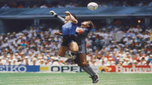 Maradona, all’asta il pallone della Mano de Dios: può valere 10 milioni di dollari